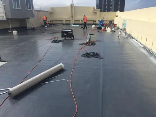 عزل الأسطح في الخبر والقطيف: الحل النهائي لتسربات المياه