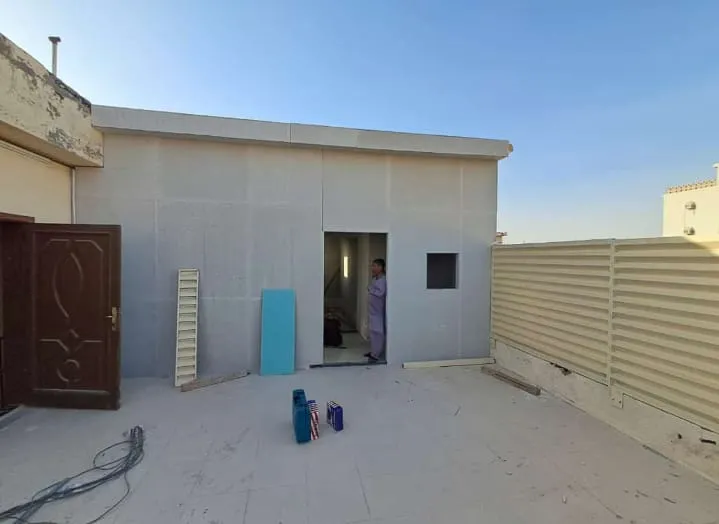 مقاول متخصص وموثوق في بناء ملاحق ساندوتش بانل بالقطيف
