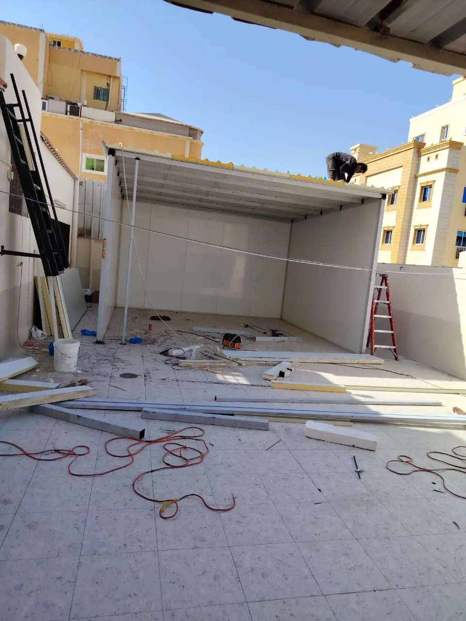 مقاول متخصص وموثوق في بناء ملاحق ساندوتش بانل بالقطيف
