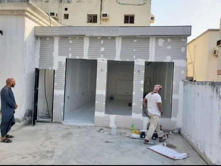 مقاول متخصص وموثوق في بناء ملاحق ساندوتش بانل بالقطيف