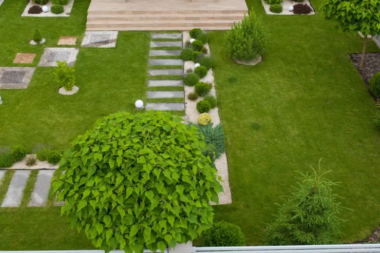 تركيب مظلات استرحات مع العشب الصناعي في بالدمام 