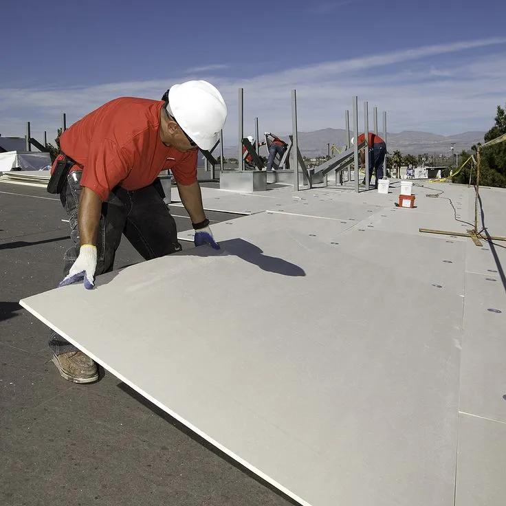 عزل الأسطح في الخبر والقطيف: الحل النهائي لتسربات المياه