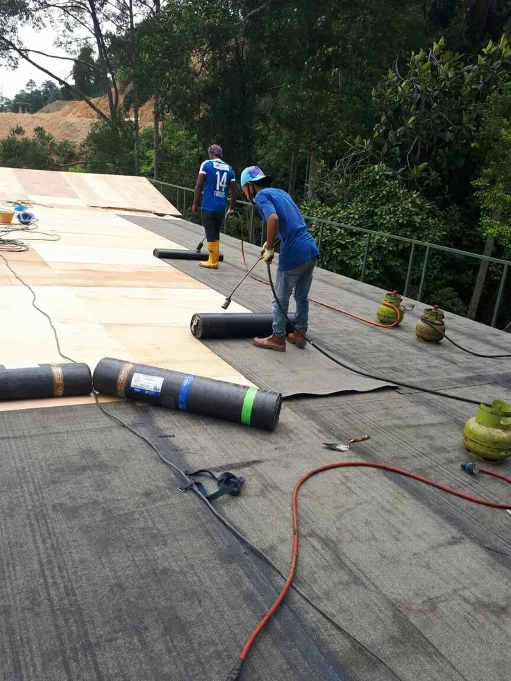 عوازل الأسطح في الدمام: حماية بيتك من الرطوبة والحرارة