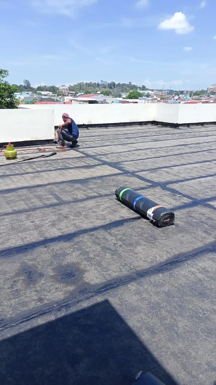 عوازل الأسطح في الدمام: حماية بيتك من الرطوبة والحرارة