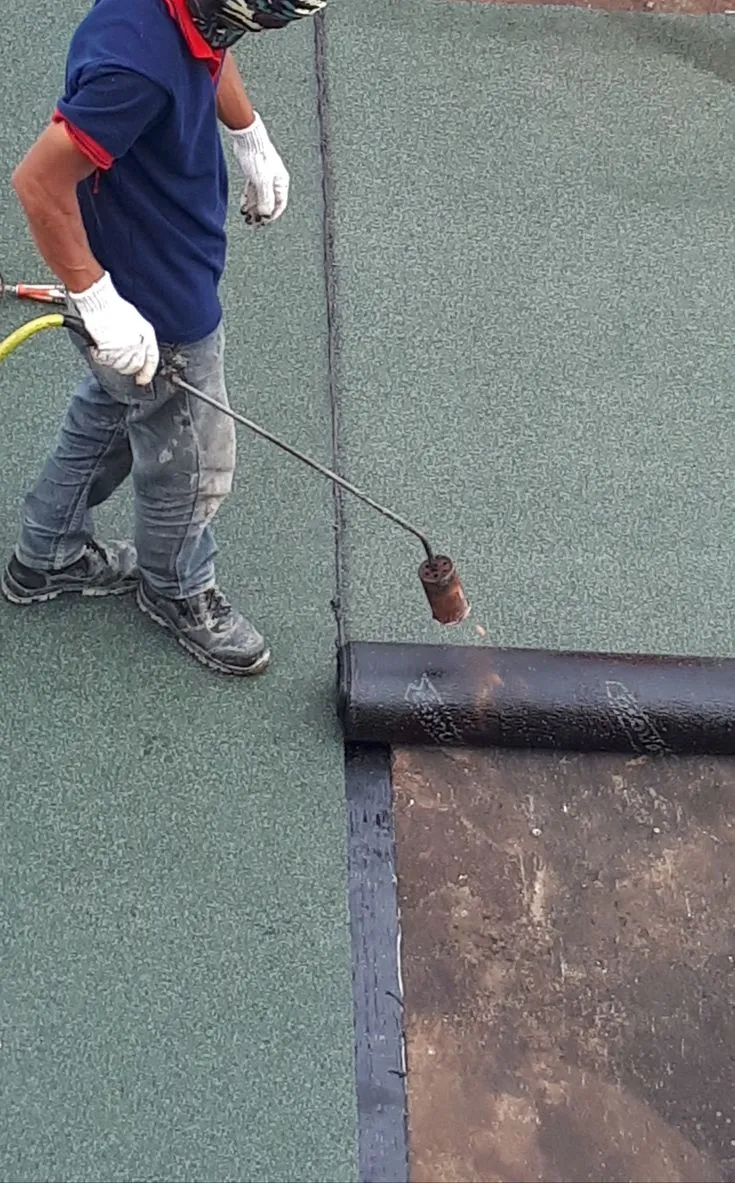 عوازل الأسطح في الدمام: حماية بيتك من الرطوبة والحرارة