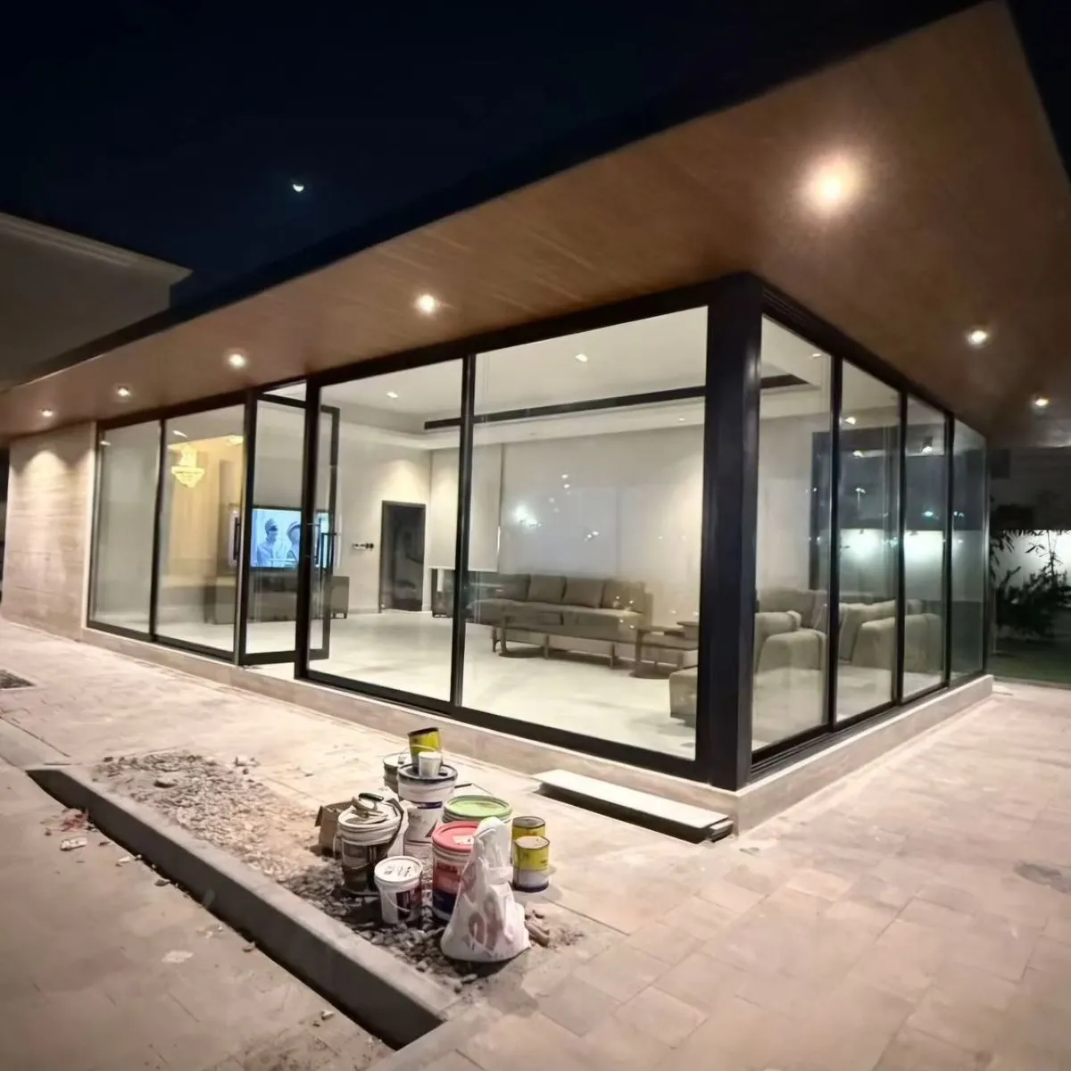 مقاول بناء ملاحق خارجية في القطيف | ملاحق ساندوتش بانل وزجاج