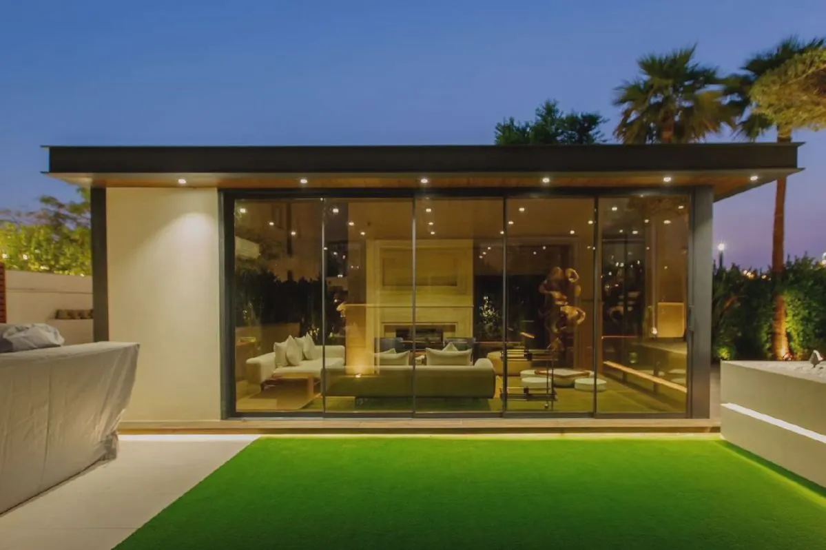 مقاول بناء ملاحق خارجية في القطيف | ملاحق ساندوتش بانل وزجاج