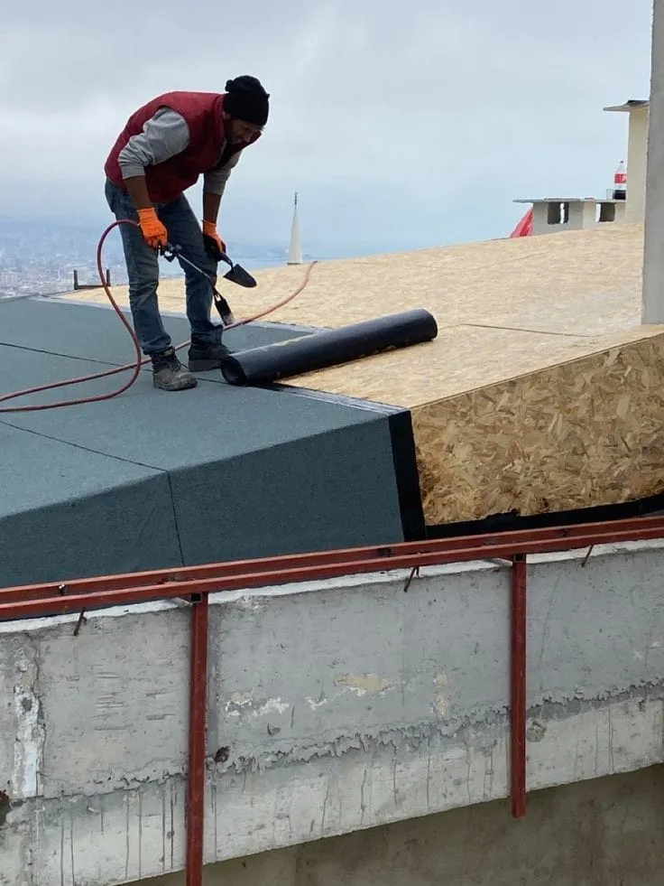 دهان عزل اسطح في الدمام | معلم عوازل اسطح مائية وحرارية